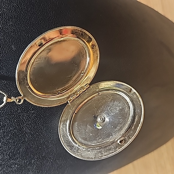 Locket - Picture 3 of 4